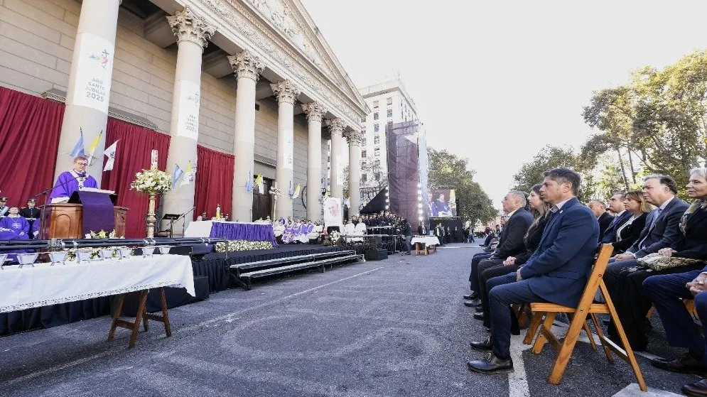 Kicillof participó de la misa en la Catedral por el Papa Francisco