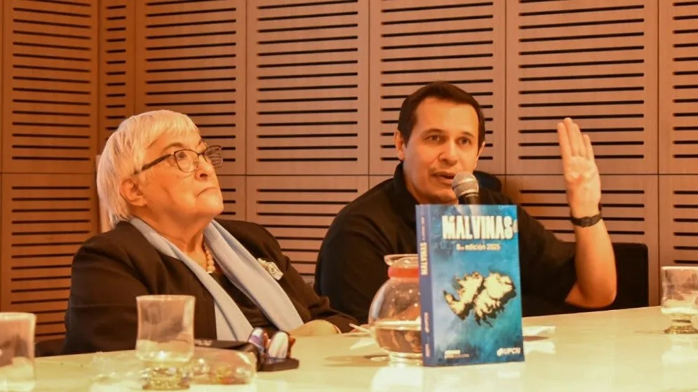 UPCN presentó la 8ª edición del libro "Malvinas" y advirtió sobre el intento de borrar la memoria histórica