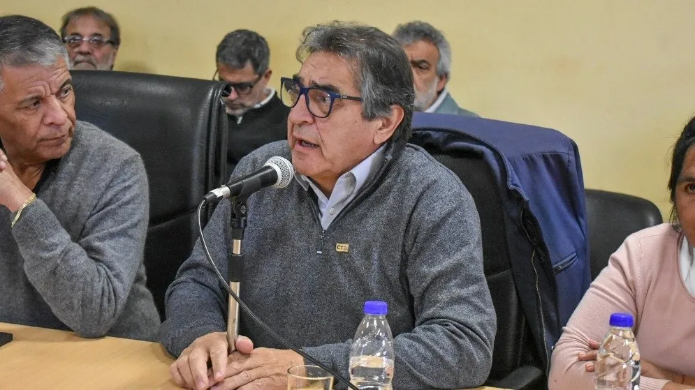 Endeudados y sin llegar a fin de mes: sindicatos y movimientos sociales marchan a Economía contra la "deuda de los trabajadores"