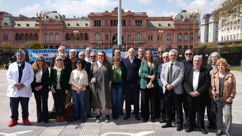 La UBA llevó la universidad a Plaza de Mayo: consultorios, clases públicas y un reclamo que se extiende a todo el país