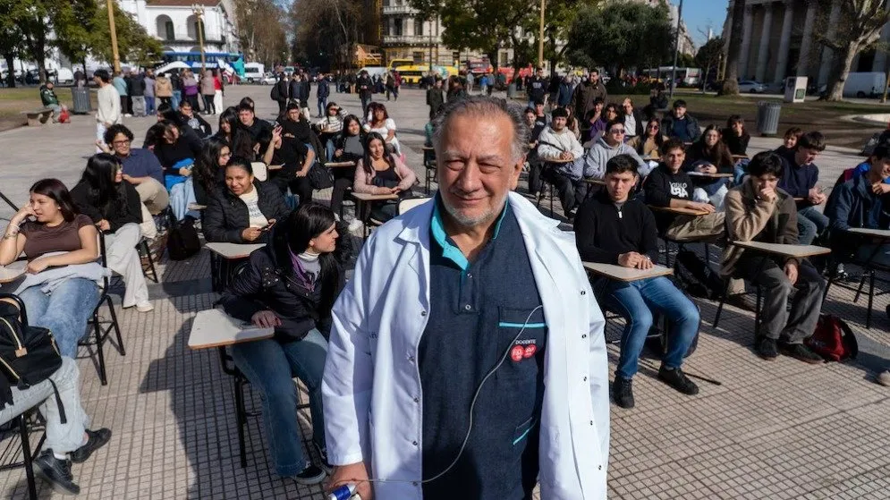La UBA llevó la universidad a Plaza de Mayo: consultorios, clases públicas y un reclamo que se extiende a todo el país