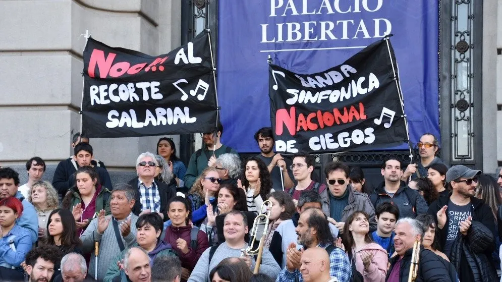 "Sin salarios dignos no hay cultura": siete elencos nacionales protestaron frente al Palacio Libertad.