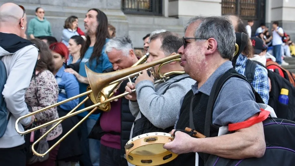 "Sin salarios dignos no hay cultura": siete elencos nacionales protestaron frente al Palacio Libertad.