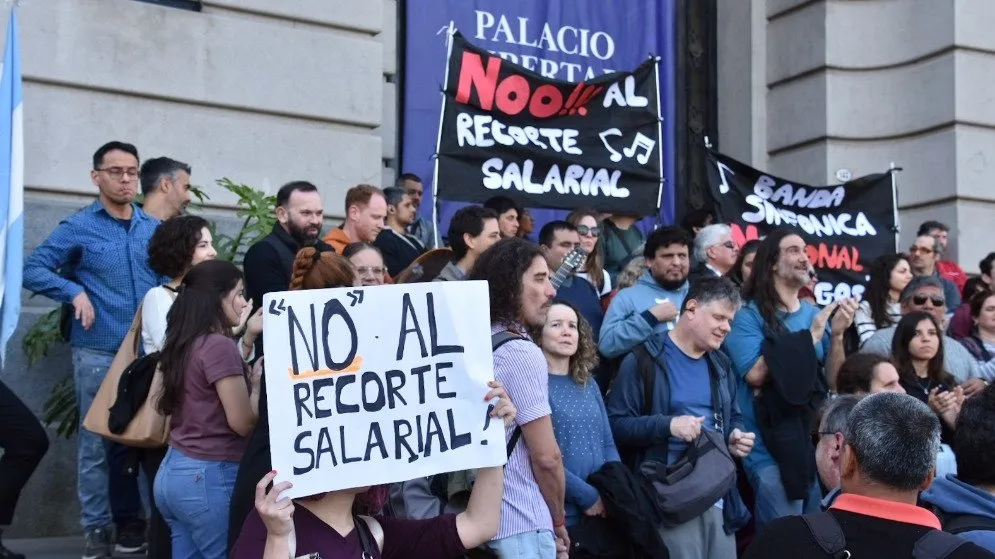 "Sin salarios dignos no hay cultura": siete elencos nacionales protestaron frente al Palacio Libertad.