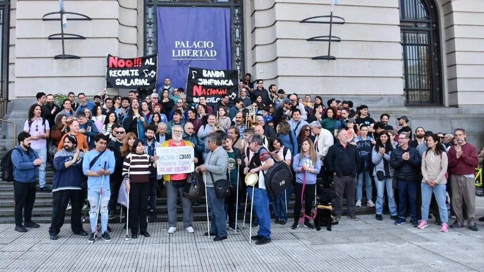 "Sin salarios dignos no hay cultura": siete elencos nacionales protestaron frente al Palacio Libertad.