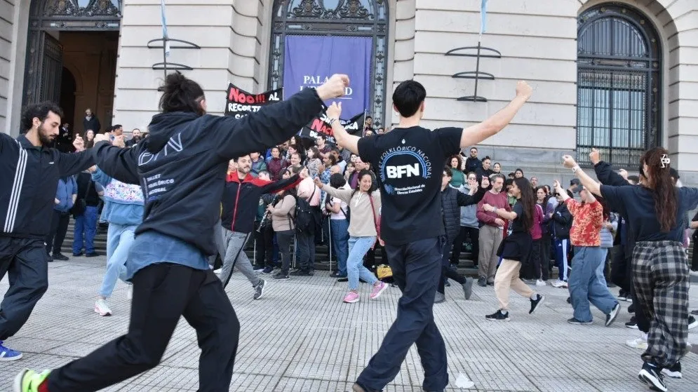 "Sin salarios dignos no hay cultura": siete elencos nacionales protestaron frente al Palacio Libertad.