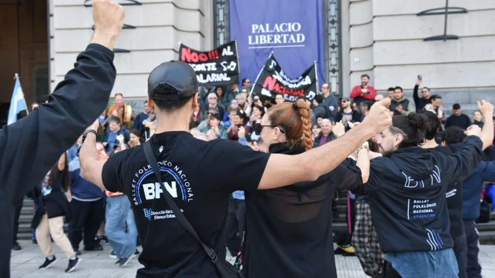 "Sin salarios dignos no hay cultura": siete elencos nacionales protestaron frente al Palacio Libertad.