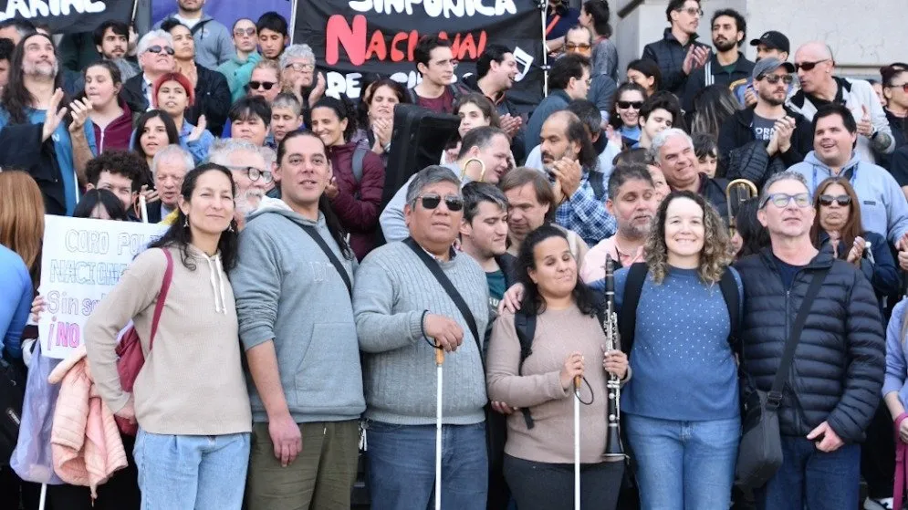 "Sin salarios dignos no hay cultura": siete elencos nacionales protestaron frente al Palacio Libertad.